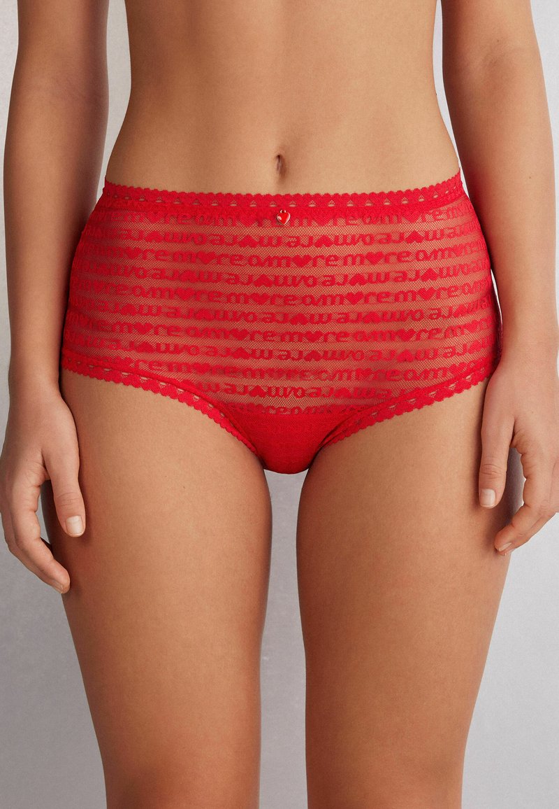 Rode doorschijnende hoge taille slipjes met een horizontaal gestreept patroon met tekst, delicate kantafwerking langs de randen en subtiele decoratieve accenten.