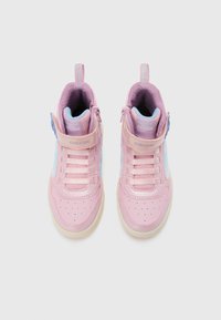 Rosa High-Top-Sneaker aus Synthetikmaterial, ausgestattet mit Schnürung und Klettverschluss, mit hellblauen Akzenten und perforierten Details.