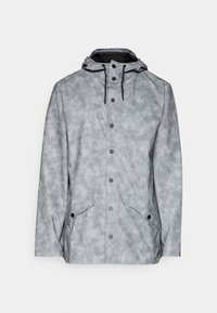 Jasnoszara wodoodporna kurtka z fakturowanym wykończeniem, z przodu zapinana na napy, z regulowanym kapturem i dwiema bocznymi kieszeniami z klapami.