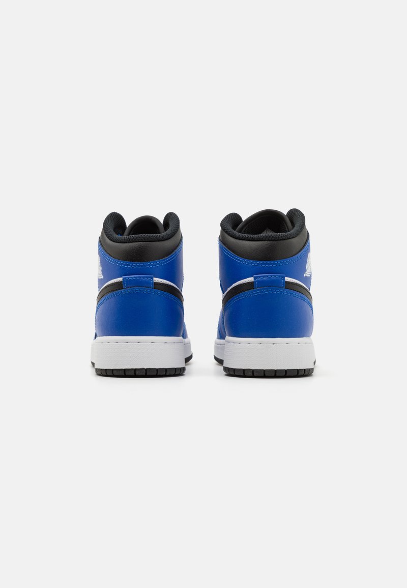 Zapatillas altas con parte superior de cuero azul, acentos negros, textura suave, media suela blanca y suela de goma con un dibujo en el relieve.