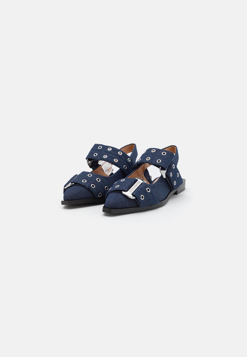 Marineblaue Stoffschuhe mit mehreren Ösen, einem gewickelten Design und einer flachen Sohle. Sie verfügen über verstellbare Riemen und einen metallischen Akzent.