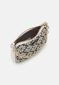 Borsa in tela floreale bianco e nero con tracolla in catena dorata, chiusura con zip e base beige chiaro; presenta diversi scomparti per schede all'interno.