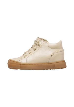 Beige høj-top sneaker i læder med guldfarvede øjenvipper og snørebånd, tekstureret gummisål og dekorative syninger på hælen og siden.
