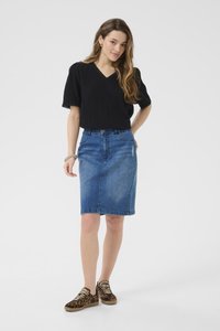 Sort kortærmet top med V-hals, parret med en knælang blå denimskørt og brune sneakers med leopardmønster. Struktureret stof og afslappet design.