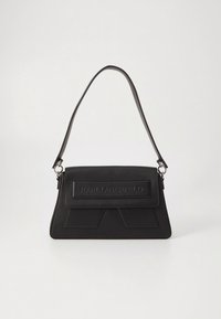 Mala de mão em pele preta com forma triangular estruturada, com aba e logótipo em relevo na frente. Alça fina para o ombro para transporte.