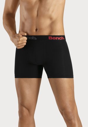 Schwarze Boxershorts mit passgenauer Passform, versehen mit einem roten und grauen "Bench."-Logo am Bund. Hergestellt aus einem weichen Stretchmaterial.