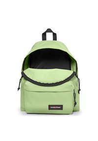 Mochila verde con cierre de solapa, interior negro, correas ajustables y un bolsillo delantero. Fabricada con un tejido duradero de textura suave.