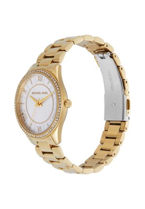 Złoty zegarek na rękę Michael Kors z białą tarczą, rzymskimi cyframi, kryształową lunetą i metalową bransoletką zapięciem na sprzączkę.