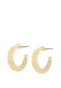 Boucles d'oreilles créoles plaquées or avec un design lisse et courbé, finition polie ; dotées d'une tige simple pour un maintien sécurisé.