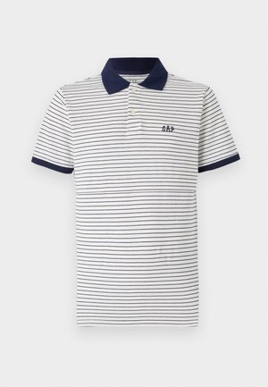 Camisa polo blanca con rayas navy, con un collar navy y puños navy, dos botones en el cuello y un pequeño logo navy en el pecho.