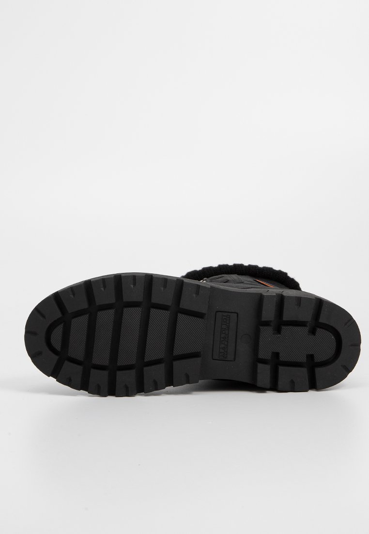 Zwarte rubberen zool met diep profiel, gestructureerd oppervlak en stevige constructie. Kenmerkt zich door een gladde rand en een logodetail nabij de hiel.