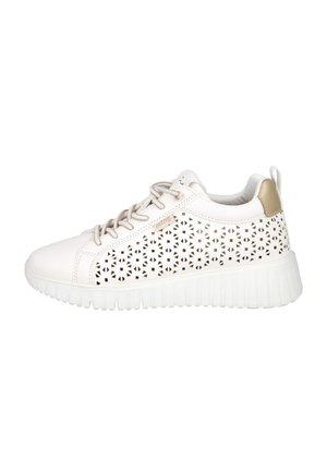 Zapatilla blanca con patrones perforados en los laterales, acentos beige, punta redonda y una suela de goma blanca gruesa. Diseño con cordones.