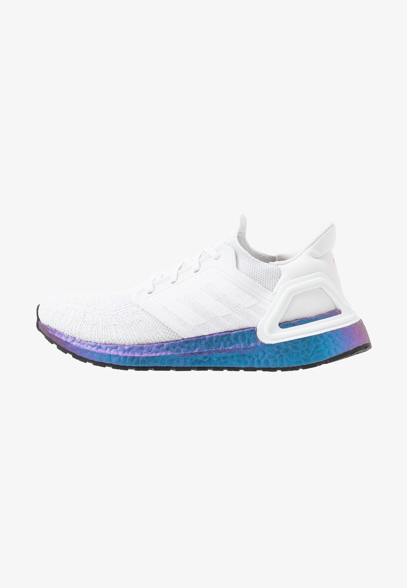 Baskets blanches de sport avec tige en maille, semelle intermédiaire irisée bleu-violet, semelle extérieure noire et cadre de support de talon robuste.
