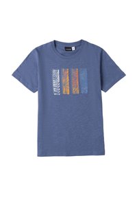 Camiseta de manga corta azul de algodón, con un gráfico rectangular que presenta rayas verticales en patrones de hojas en blanco, naranja y azul.