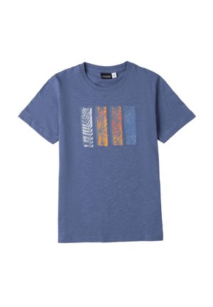 Maglietta blu a maniche corte in cotone, con una grafica rettangolare con strisce verticali nei colori bianco, arancione e modelli di foglie blu.