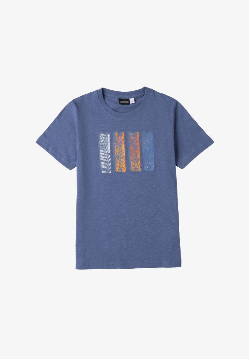 Camiseta de manga corta azul de algodón, con un gráfico rectangular que presenta rayas verticales en patrones de hojas en blanco, naranja y azul.