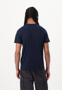 Marinefarbener Baumwoll-T-Shirt mit kurzen Ärmeln, Rundhalsausschnitt und einem schlichten Rücken. Die Textur wirkt glatt und leicht. Keine sichtbaren Muster oder Drucke.