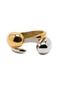 Złoty i srebrny metalowy pierścień z dwiema kulistymi końcówkami o polerowanym wykończeniu, połączony gładką, zaokrągloną obrączką.