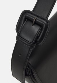 HVISK NOMI RAW STRUCTURE - Kabelka - black jade