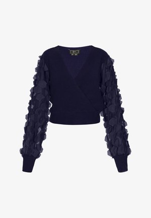 Granatowy dzianinowy sweter typu wrap z teksturowanymi, warstwowymi, sześciokątnymi przezroczystymi rękawami z bufkami, wyposażony w ściągacze przy mankietach i głęboki dekolt w serek.
