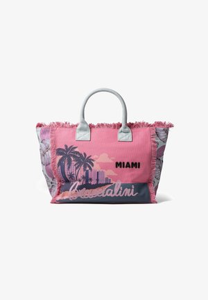 Bolso tote rosa con bordes flecos, que presenta gráficos de palmeras y un horizonte de ciudad, texto "MIAMI" y lados con patrón floral. Material duradero.