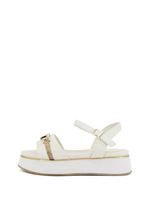 Sandaletto platform bianco con cinturino alla caviglia, fibbia dorata e dettaglio decorativo oro e beige sulla fascia anteriore.