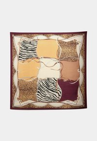 Foulard en soie multicolore présentant un patchwork de motifs léopard et zèbre, bordé d'une garniture bordeaux et d'accents en chaîne argentée.