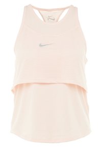 Top sportivo rosa con un design a strati, caratterizzato da una texture leggera a righe e un piccolo logo Nike argentato sul fronte.
