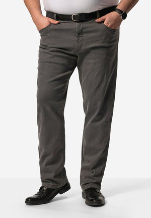 Pantalones grises de algodón, con un diseño de pierna recta, bolsillos frontales y una cinturilla con pasadores para el cinturón. Combinados con zapatos negros.