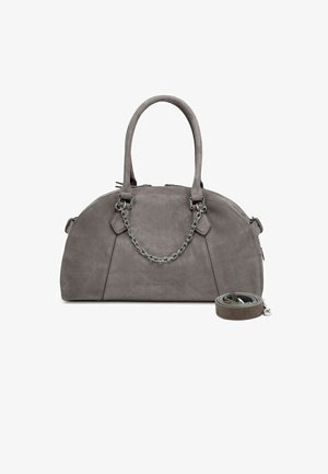 Grijze suédine handtas met een afgerond ontwerp, dubbele handvatten en een afneembare riem. Voorzien van een zilveren kettingaccent aan de voorkant.