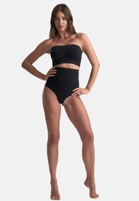 Schwarzes Bandeau-Bikini-Oberteil mit geraffter Textur, kombiniert mit hochgeschnittenen schwarzen Bikini-Hosen. Glattes Material, minimalistisches Design.
