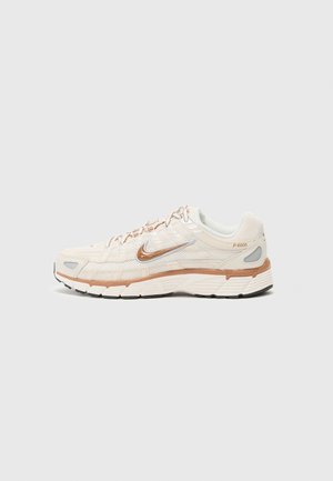 Nike P-6000 sandaalid on varustatud kreemja võrgukattega, millel on oranže ja hõbedasi aktsente, pehmendava tallaga ning tekstureeritud pinnaga haardeks.