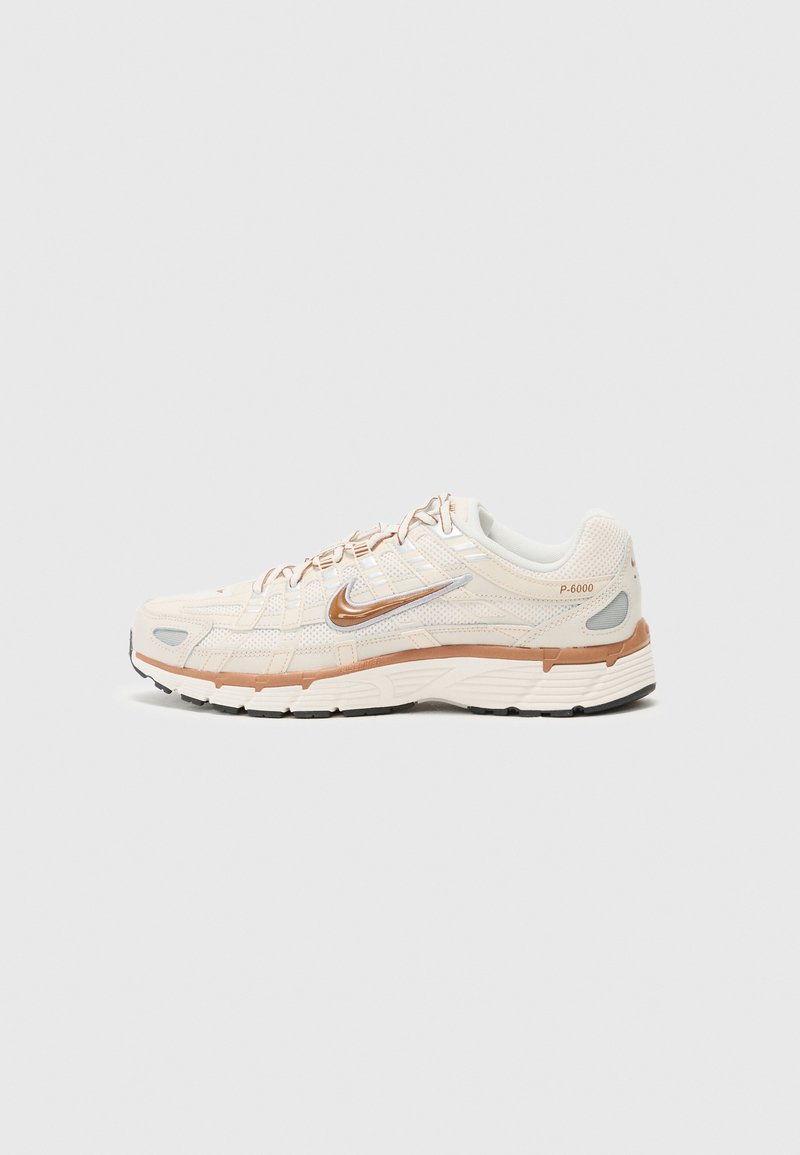 Nike P-6000 tenisice imaju gornji dio od krema mrežaste tkanine s narančastim i srebrnim naglascima, podstavljeni jezik i teksturiranu površinu za bolje prianjanje.