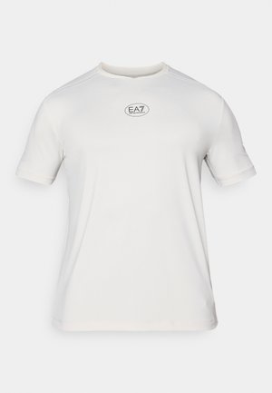 T-shirt branca de manga curta feita de tecido respirável, com um decote redondo e um pequeno logo ao centro. Textura suave.