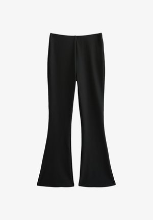 Pantaloni neri a zampa d'elefante realizzati in un tessuto liscio e elasticizzato. Presentano una vita aderente e gambe svasate, offrendo una silhouette snella.