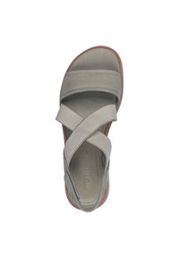 Sandal grigio con fasce incrociate in tessuto, soletta imbottita e suola in gomma testurizzata marrone. Design minimalista con cuciture sottili.
