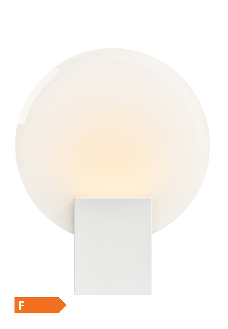 Wandlampe mit einem runden, matten weißen Glasschirm und einer rechteckigen weißen Basis. Weiches, warmes Licht strömt aus der Mitte.