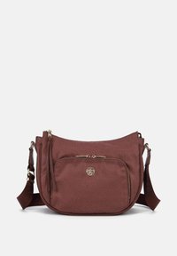 Borsa a tracolla rossa con texture, tasca con zip frontale, elementi in oro e tracolla regolabile. Presenta un logo circolare sul davanti.