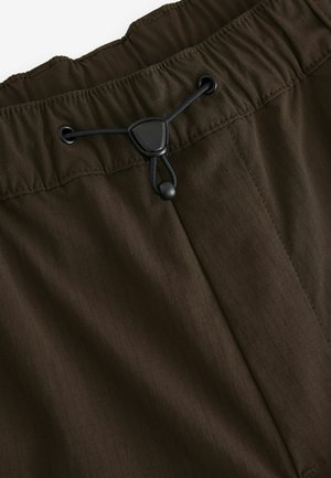 Shorts maronii cu şnur, prezentând un material texturat cu linii verticale subtile şi un sistem de ajustare negru la talie.