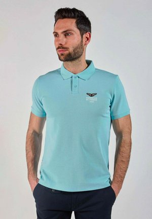 Polo shirt bleu clair en mélange de coton, avec un col à deux boutons, des manches courtes et un logo brodé sur la poitrine.
