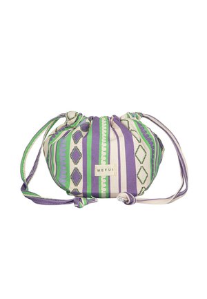 Borsa in tessuto con coulisse, con righe verticali viola, verdi e beige e motivi a diamante, con etichetta "MEFUI" sulla parte frontale.