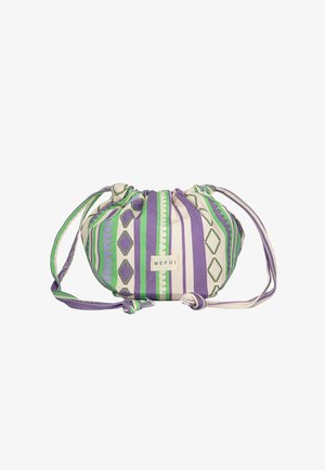 Borsa in tessuto con coulisse, con righe verticali viola, verdi e beige e motivi a diamante, con etichetta "MEFUI" sulla parte frontale.