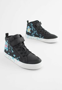 Zwarte high-top sneakers met een blauwe spetters ontwerp en cartoon schildpad graphics. Voorzien van een vetersluiting en klittenbandsluiting, witte zool.