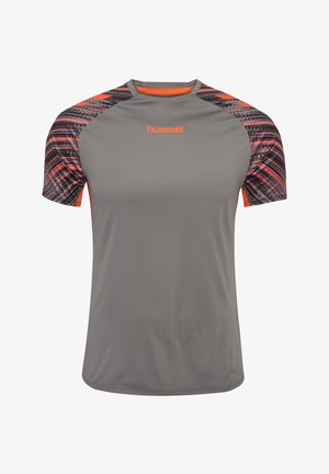 Grå atletisk t-shirt med korte ærmer. Har orange og sorte mønstrede detaljer på skuldrene. Lavet af åndbart, letvægtsmateriale.
