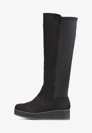 Sorte knæhøje støvler lavet af ruskind og syntetisk materiale, med et strømlinet design, kilehæl og teksturerede detaljer.