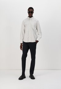 GANT 75TH ANNIVERSARY CAPSULE - REL HERITAGE OXFORD STRIPE SHIRT - Gombos blúz - eggshell