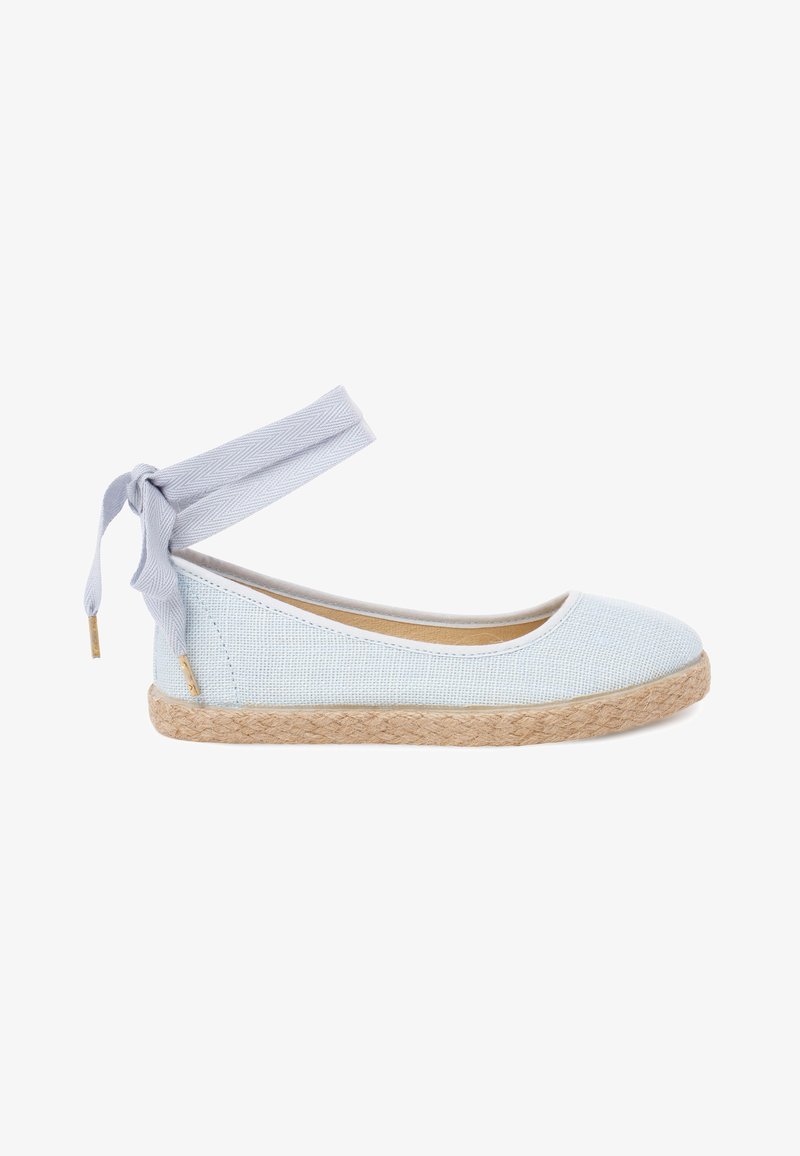 Espadrille plate en tissu bleu clair avec semelle en jute tressée et bride de cheville assortie nouée en nœud à l'arrière.