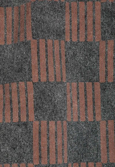 Tissu gris avec un motif de tissage texturé et des rayures rectangulaires verticales marron disposées en blocs carrés répétés.