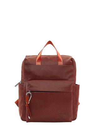 Sac à dos compact texturé rouge rouille avec doubles poignées supérieures, poche avant zippée avec tirette en cuir et détail crochet en métal, et poches latérales.