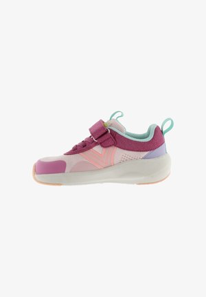 Roze en paarse kindersneaker met klittenband, lichtblauwe voering en witte zool op een witte achtergrond.